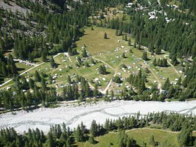 Die große Wiese des Campingplatz, rechts oben der Ort Ailefroide Die große Wiese des Campingplatz