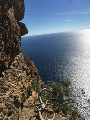 Klettern mit viel Sonne über Mittelmeer