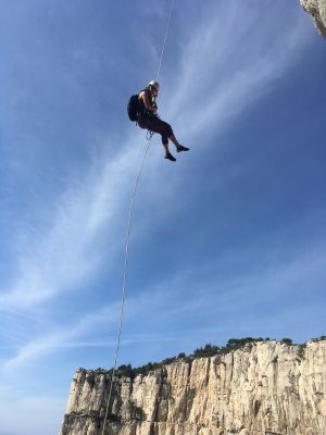 Luftiges Abseilen um zum Start der Kletterroute in der Devenson zu kommen