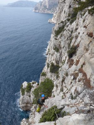 Eine typische Mehrseillängenroute in den Calanques