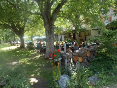 Der Cafe-Garten eines kleinen Hotels in Ailefroide