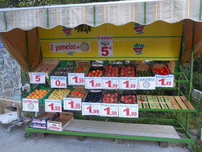 Gemüsestand vor dem Laden in Ailefroide